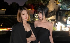 女人喊疼男人却往里寨打扑克